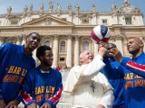 VIDEO: ,,Globtrotersi” posjetili Vatikan, Papa pokušao da vrti loptu