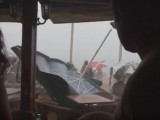 NEVRIJEME U BUDVI: Jak vjetar nosio suncobrane, turisti bježali u kafiće (video)