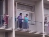 SIGURNO ĆETE SE NASMIJATI: Klaberke sa balkona uživaju u muzici (video)