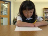 FOTO/VIDEO: Djevojčica rođena bez šaka pobijedila na takmičenju za najljepši rukopis