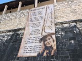 KOTOR: Baner sa stihovima pjesme ,,Bokeljska noć” i siluetom Maje Perfiljeve postavljen iznad gradskih vrata