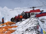 ZEMLJOTRES U NEPALU: Pristiže pomoć, evakuisani alpinisti sa Everesta stigli u Katmandu, više od 2.500 mrtvih