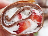 DESERT: Čokoladne palačinke sa slatkom pavlakom i jagodama