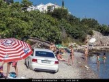 SVIJEST I SAVJEST: Audi parkirao na plaži u Boki Kotorskoj (foto)