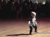 VIDEO: Svi su oduševljeni plesom ovog dvogodišnjaka
