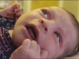 ,,HVALA TI, DEJVIDE BOUVI”: Pogledajte kako majka uspavljuje bebu (video)