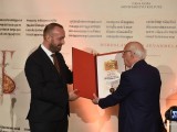 BIJELO POLJE: Uručena  nagrada Miroslavljevo  jevanđelje književniku Zuvdiji Hodžiću