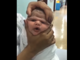 RIJAD: Šokantan snimak, medicinske sestre stiskale bebi glavu