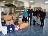 ZA KORISNIKE SOCIJALNE POMOĆI: Ambasadorka Uehara uručila donaciju hrane Crvenom krstu