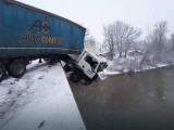DRAMA NA MORAVI: Kamion probio ogradu mosta, vozač poslije nekoliko sati spasen
