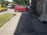 FOTO ZUM: Zbog bahatog vozača, djeca do škole moraju ulicom a ne trotoarom
