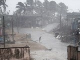 INDIJA: Ciklon pogodio istočnu obalu, izmješteno oko 300 hiljada ljudi