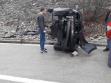 PUT NIKŠIĆ-VILUSI: Automobil se prevrnuo nakon udara u stijenu