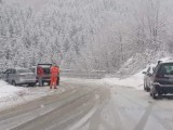 PUT MOJKOVAC-KOLAŠIN: Nekoliko vozila zaglavljeno u snijegu