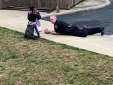 ZANIMLJIVOSTI: Policajac legao na trotoar i igrao se sa djecom da ih smiri