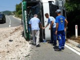 STANIŠIĆI: Prevrnuo se kamion, vozač prevezen u bolnicu