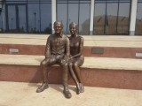 BAR: Zaljubljeni par-neobična skulptura postavljena ispred stambeno-poslovnog kompleksa