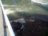 POVRIJEĐENE DVIJE OSOBE: Automobil probio zaštitnu ogradu mosta i završio na obali Lima