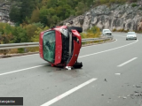 PUT CETINJE-PODGORICA: Automobil udario u brdo i prevrnuo sa na magistrali